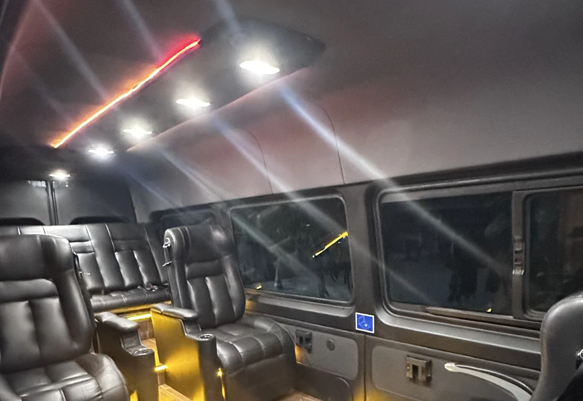 Interior premium de van executiva VaideVan para atendimento em Guarulhos