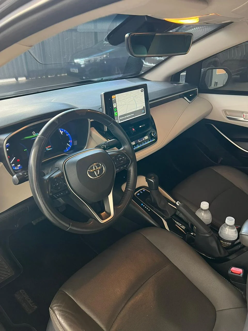 Interior de sedan VaideVan com painel para locacao sem motorista