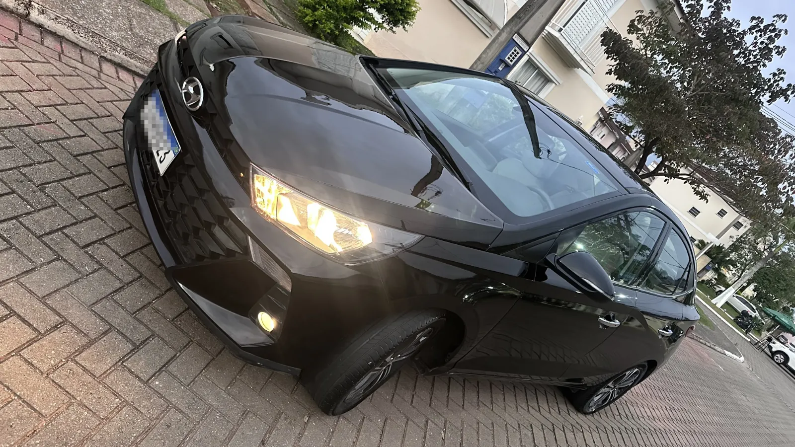 Hyundai HB20 Sedan TGDI Turbo preto, vista frontal em três quartos, veículo da frota de locação sem motorista da VaideVan
