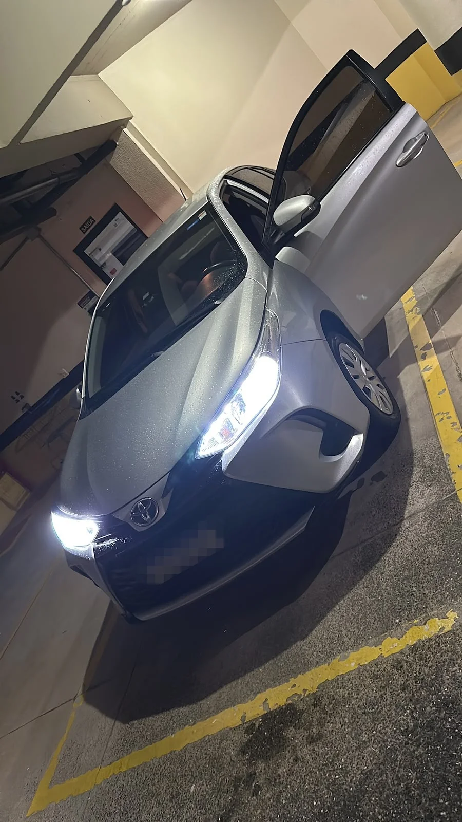 Toyota Yaris sedan prata, vista frontal, veículo de passeio para locação sem motorista